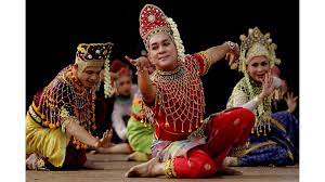 Mak yong is a dance drama performed by women and accompanied by male musicians. Lepas 28 Tahun Mak Yong Kembali Ke Kelantan Ini Apa Yang Generasi Baru Perlu Tahu Pasal Mak Yong Libur