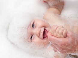 Babies need sponge baths until their umbilical cords fall off. 5 Things You Need To Know Before Buying A Baby Bath Madeformums