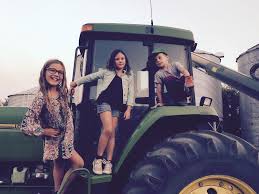 She brings all the goods to the field more wheat harvest footage! Meet Your Farming Neighbours Brian And Carmen Sewell Grainews