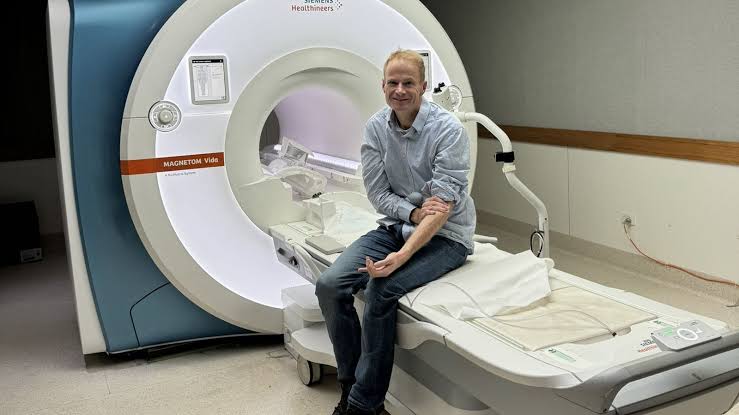 Doctor still cancer-free almost a year after incurable brain tumour diagnosis - thanks to his own pioneering treatment | World News | Sky News