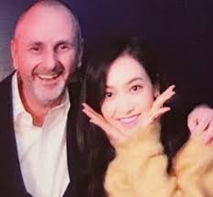 f(x) Victoria snap photos with COACH's Ian Bickley