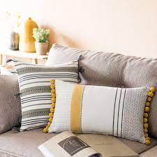 3 coussins dont 2 rectangulaires maison du monde 50*25 cm bleus, blanc et doré et 1 grand 60*60cm ikea bleu et rayé bleu et blanc. Housse De Coussin En Coton Imprime A Pompons 30x50 Craspedia Maisons Du Monde