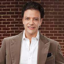 Rodrigo herrera aspra es un empresario mexicano y presidente de genomma lab quien en 2016 se hiciera famoso tras aparecer en la serie shark tank méxico negociando con tiburones.rodrigo herrera aspra nació el 19 de septiembre de 1968 en la ciudad de méxico y actualmente es considerado uno de los empresarios más exitosos en todo el país. Biografia De Rodrigo Herrera Aspra Edad Estatura Esposa Fortuna Shark Tank Laletrade Biografias Musica Y Letras