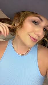 Keri Dee's Instagram, Twitter & Facebook