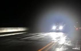 Ketika anda mengikuti kendaraan lain di belakangnya, sebenarnya tidak diperbolehkan menyalakan lampu dim. Jangan Asal Ada Etika Menyalakan Lampu Dim Pada Mobil Untuk Keselamatan Bersama