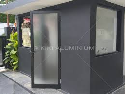 Ada 3 faktor utama untuk dipertimbangkan dikala memilih kaca untuk jendela dan kaca untuk proyek anda yaitu sinar alami, mendapatkan panas matahari dan konduktivitas termal. Pintu Jendela Pc Black Satin Kaca Es Kiki Aluminium