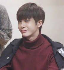 INFO] Youtuber faz tatuagem do BTS. Um Youtuber de K-pop fez uma tatuagem  com o novo 'simbolo' do BTS O vídeo da tatu:  https://www.youtube.com/watch?v=sfHWEmRAG-I Post: Doha