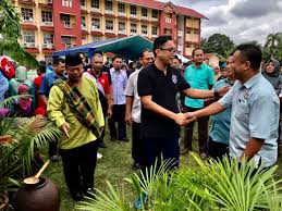 Batu pahat var kjent for sin saltfisk tidligere, tidligere kjent som bandar penggaram, som betyr byen saltprodusenter. Mohd Khuzzan Abu Bakar Twitter àªªàª° Hari Ini Saya Seharian Bersama Rakyat Di Kawasan Saya Iaitu Dun Semerah Dalam Program Semarak Seni Budaya Sukan Tradisional Bersama Rakyat Alhamdulillah Dapat Mencipta Memori Bersama