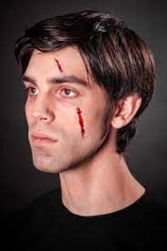 «süsses oder saures!» im dunkeln verkleidet durch die strassen zu ziehen und einen sack voller süssigkeiten abzustauben, ist für kinder ein magisches erlebnis. Narben Einfach Selber Schminken Wir Zeigen Dir Wie Es Geht