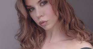 Devojka zarađuje jer muškarci žele da ih ona udari