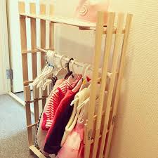 ホームセンターや100円ショップで安く 手軽に手に入れることができるすのこ その使い方は浴室や押入れに敷くだけではないのですよ 切ったり 組み立ててオシャレな家具の出来上がり 簡単 手軽にできるすのこdiy家具をご紹介します diy 家具 家具 おもしろ