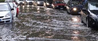 Ancora una volta, come accaduto un mese fa in occasione della nevicata che ha ricoperto la città, di fronte al maltempo roma si paralizza o viene gravemente danneggiata dalle intemperie che provocano disagi e feriti. Roma Maltempo Strade Allagate Traffico Bloccato Dal Centro Al Gra Etrurianews