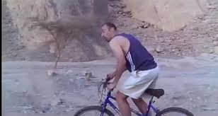 يتم تكليف مجاهد و محسب بالذهاب لشراء صندل بحري جديد لأهالي المنطقة، ولكن عندما يعرف المنافسون بهذا الأمر، يسعون لسرقة المال، وحينما يفشلون يدفعون ب غازية لعوب لإتمام الأمر. Ø¨Ø¹Ø¯ ØªØ£ÙƒÙŠØ¯ Ø²ÙŠØ§Ø¯Ø© Ø³Ø¹Ø± Ø§Ù„Ø¨Ù†Ø²ÙŠÙ† Ø±ÙˆØ§Ø¯ Ø§Ù„Ø³ÙˆØ´ÙŠØ§Ù„ Ø¹Ù„Ù‰ Ø§Ù„Ø¨Ø³ÙƒÙ„ØªØ© Ø§Ù„Ø¨Ø³ÙƒÙ„ØªØ©