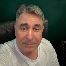 Stavba chaty úspěšně pokračuje. Moje první stavba, kde dělám  stavbyvedoucího. Střecha zachvíli hotová. Počasí nám ještě dalo šanci. Jako  truhlář musím říci, že tesařina je pěkná fušeřina. Centimetry nejsou míra.  Nebo to