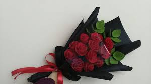 Beli buket bunga mawar online berkualitas dengan harga murah terbaru 2021 di tokopedia! Wrapping Felt Rose Bouquet Cara Membungkus Buket Bunga Mawar Flanel Youtube