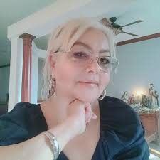 El Dr. Juan José Binet inicia sus estudios teológicos en el Instituto  Bíblico Quisqueyano de la República Dominicana para el año 1980.  Posteriormente se graduó con honores en Licenciatura en Educación, Mención