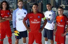 Le maillot du psg était également revisité par les vêtements de football aux côtés des tuniques de le maillot extérieur se colore de rouge et arbore un logo jumpman tandis le troisième maillot. L1 Psg Le Nouveau Maillot Exterieur Devoile