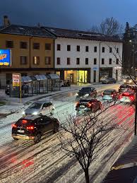 Strade imbiancate ma non è neve: la grandine colpisce la zona di Udine nord  | Messaggero Veneto