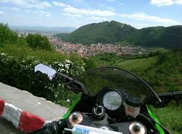 One can reach this church only by microbus or by taxi. Traseu Circuit Brasov Poiana Brasov Rasnov Predeal Brasov 80km 1h30min Motoroute Ro