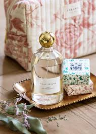 Cette marque au style proche de celui de sézane, qui réalise toutes ses ventes en ligne (hors quelques ventes privées) est une des rares à faire preuve de cohérence éthique. Sezane Marque De Mode Ethique Feminine Et Elegante