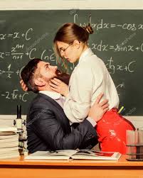 Seks eğitimi. Şeytana uyma. İş yerinde cinsel cazibe. Öğretmen öğrenci  flörtü. Cinsel provokasyon. Cinsel arzuyu kışkırt. Girişimci kız. İş  yerinde taciz. Baştan çıkarıcı kız kucaklayan adam. — Stok Foto © stetsik  385713752