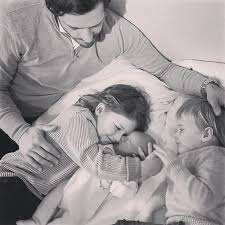 Ist prinzessin sofia von schweden etwa wieder schwanger? Hier Knuddeln Prinz Carl Philips Sohne Ihren Bruder Julian Promiflash De