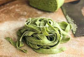 · perfette per ogni occasione, le tagliatelle al cacao fatte in casa sono semplici e perfette da servire con condimenti a base di formaggi saporiti o con salse e sughi che danno libero sfogo alla fantasia. Tagliatelle Verdi Senza Glutine Nutrifree