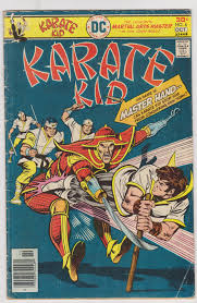 Sin embargo, se convierte en el blanco de los ataques de los cobras, un hostil grupo de estudiantes de kárate. Karate Kid 4 Hipcomic