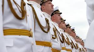 Повседневная форма матроса вмф россии, именуемая робой или платьем, это рабочая одежда моряка, для всех от матроса до главного корабельного старшины. Minoborony Vypustilo Vosem Tysyach Komplektov Voenno Morskoj Formy Dlya Paradov Ko Dnyu Vmf Trk Zvezda Novosti 28 07 2018