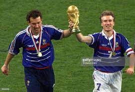 Alzó la copa del mundo 2018 y un vicecampeonato de europa en el 2016. French Captain Didier Deschamps And Laurent Blanc Hold The Fifa Didier Deschamps World Cup Fifa