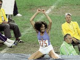 È stata primatista mondiale del salto in alto con la misura di 2,01 m stabilita due volte nel 1978, anno in cui vinse il campionato europeo. Simeoni A Mosca Sul Podio Senza Inno Ho Canticchiato De Gregori Corriere It