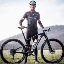 Hned první rok v silniční cyklistice se dostal do výběru týmu bahrain merida pro. Facebook