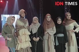 Lelaki memakai pakaian kepala sigal dari kain destar dan wanita memakai siung dari anyaman buluh halus bermotifkan geometrik etnik sabah. 5 Bukti Sarung Juga Menawan Buat Cewek Gaun Pesta Sampai Kasual