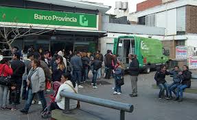 Bajo amenazas al gerente, robaron $1.585.000 y 9350 dólares de un banco, supermercados: Jubilaciones Paro De Empleados Del Banco Provincia Adn