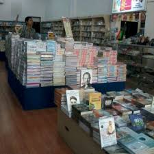 Di hadapan jendela, petang tiba, seorang perempuan duduk di ranjang yang tak lapang yang hanya. Photos A Toko Buku Jendela 15 Conseils De 271 Visiteurs