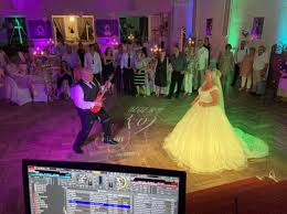 Mit mir als dj wird eure hochzeit unvergesslich… musik ist meine leidenschaft. Ihr Sucht Einen Hochzeits Dj Fur Eine Grandiose Hochzeitsfeier