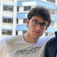 The CreaNavi team shared an awesome demo of how Niagara Fluids in Unreal  Engine 5 allows you to simulate water that moves freely in sync with a  character's movements.