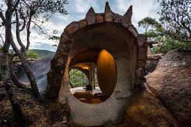 The sisters are also lit from sundown until around 11 for a completely unique. Check Out This Amazing Clifftop Cave Home In Blue Mountains