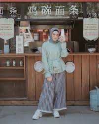 Yuk lihat ootd outfit pastel ala sari! Outfit Baju Atasan Berhijab Ala Selebgram 2018 Top Blouse Hijau Tosca Pita Hijab Segiempat Abu Sedang Ciput H Perlengkapan Hijab Hijab Chic Casual Hijab Outfit