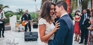 En los últimos años también se ha puesto de moda introducir nuevos y lejanos ritmos al baile nupcial. Las 10 Canciones Preferidas Para Abrir El Baile Nupcial