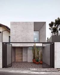 La fachada posterior es un bloque de concreto también recubierto con madera. Casa Pequena De Dos Plantas Fachada Minimalista Casa Web