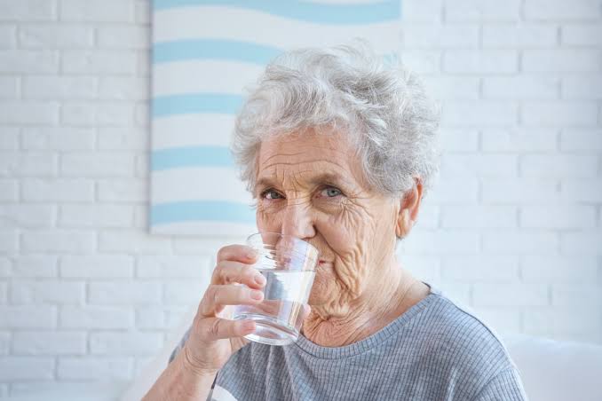 Richtig trinken im Alter: Tipps für die optimale Flüssigkeitsaufnahme