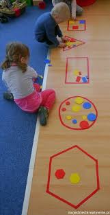 A criança joga o dado e segue a trilha pisando somente na figura sorteada. Diy Atividades Infantis Com Formas Geometricas Blog Moda Infantil