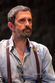 Ο λεωνίδας κακούρης είναι έλληνας ηθοποιός. Apokl Lewnidas Kakoyrhs Mpoyxtisa Apo Toys Politikoys Mas Ekatontades Stoxoi Alla Apo Shmadi Eirinika Gr