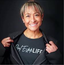 Claudia Pollack's Instagram, Twitter & Facebook