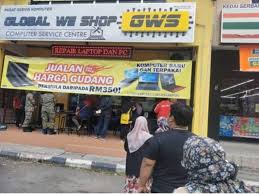 Fungsi operator komputer adalah operator yang bertanggung jawab atas semua peralatan yg ada dalam sistem komputerisasi, memeriksa & mencoba komputer dan peralatan lain. Ibu Bapa Serbu Kedai Komputer Riba Terpakai