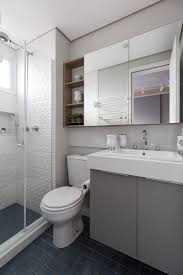Piso Azul E Revestimento Branco 3d Para Deixar Ainda Mais Charmoso E Delicado Este Pequeno Banheiro Optar Por Um Banheiro Pequeno Banheiros Modernos Banheiro