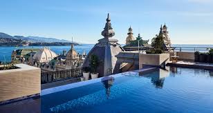 Une Piscine Sur Le Toit De L Hotel De Paris Monte Carlo