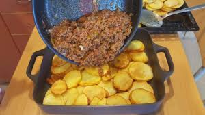 Mit salz und pfeffer würzen und in der pfanne mit öl bei geschlossenem deckel ca. Kartoffel Hack Auflauf Kostliches Abendessen Fur Die Ganze Familie Schnelle Rezept