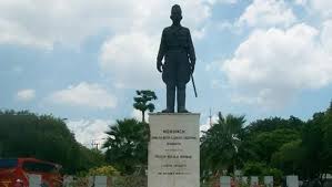 Monumen panglima besar jenderal soedirman berada dipintu masuk kota purwokerto dari arah barat tepatnya sebelah timur sungai logawa. Foto Patung Jenderal Sudirman Di Jakarta Alor Hingga Jepang